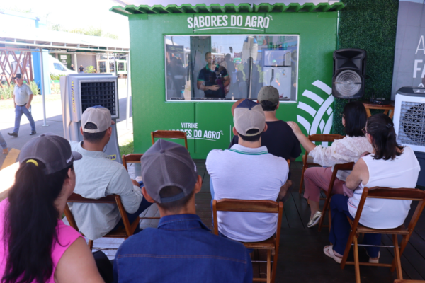 Vitrine Da Carne Do Senar MT Atrai Visitantes No Estande Do Sistema