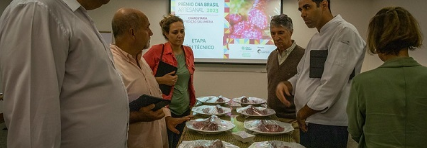 Júri técnico do Prêmio CNA Brasil avalia salames artesanais