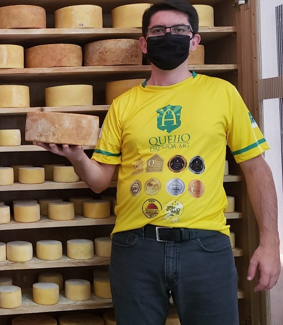 Osvaldo Filho na sua produção de queijos.