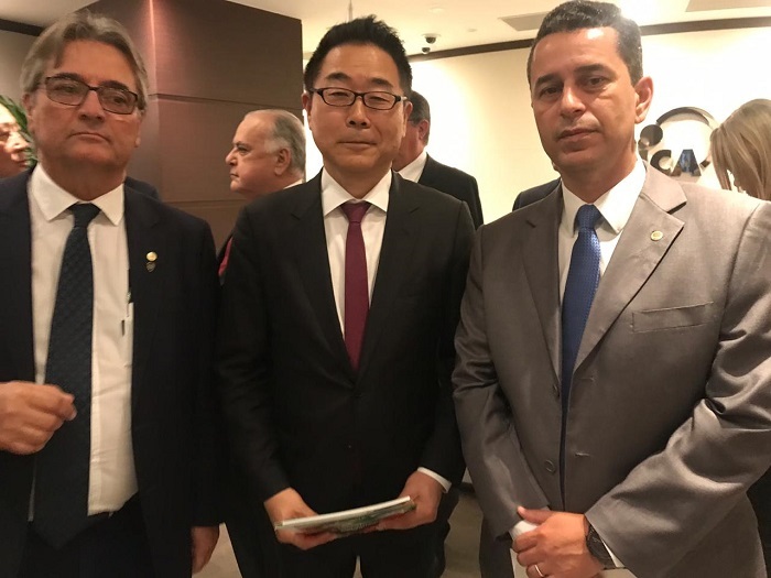 Diretor de Relações Internacionais da CNA, Gedeão Pereira, e o vice-presidente da Confederação, Muni Lourenço,  com Koshikawa KAzuhiko, vice-presidente sênior da JICA.