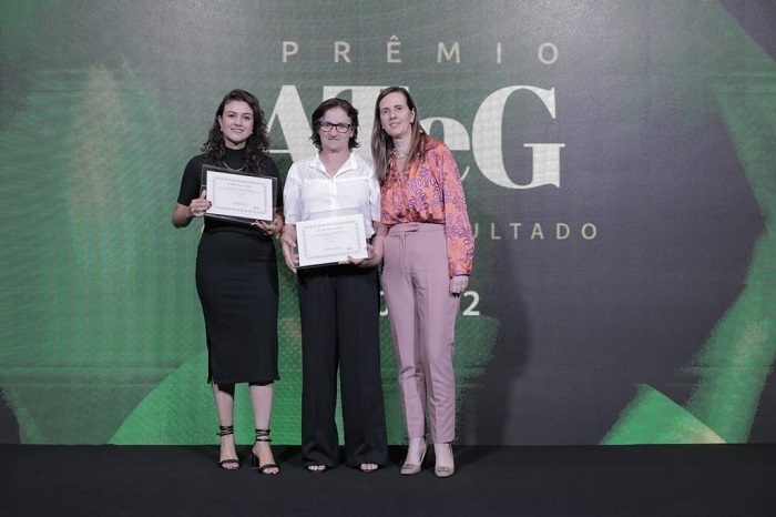 Edinara e a produtora Idenilse recebem o prêmio em Brasília