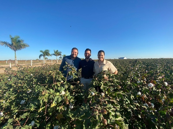 Bruno Marques, Romulo Alexandrino e Jordana Girardello durante visita na fazenda de algodão