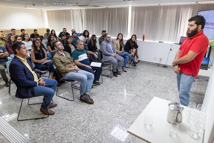 Aluno da UnB em apresentação de projetos