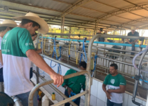 Ordenha mecanizada foi tema de curso para bovinocultores de Araputanga