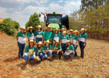 Mulheres de Novo São Joaquim aprendem a operar tratores agrícolas