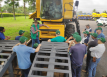 Máquina agrícola sem limpeza não entra no Paraná