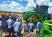 Alunos da Escola Agrícola Ranchão participam de visita técnica em fazenda de Nova Mutum