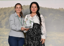 Assessora da CNA é homenageada com troféu Mulher Inspiração da Cafeicultura Brasileira 2024