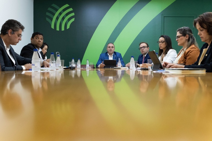 Com ass fundiarios