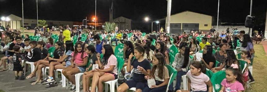 Cinema itinerante leva entretenimento à população de Ribeirãozinho