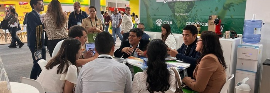 Comitiva do Agro.BR visita feira de alimentos no Peru