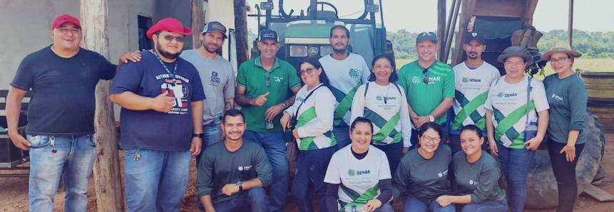Alunos dos cursos técnicos Fruticultura e Zootecnia do polo de apoio presencial Antenor Alves de Lima, participam de atividade prática em Itacoatiara
