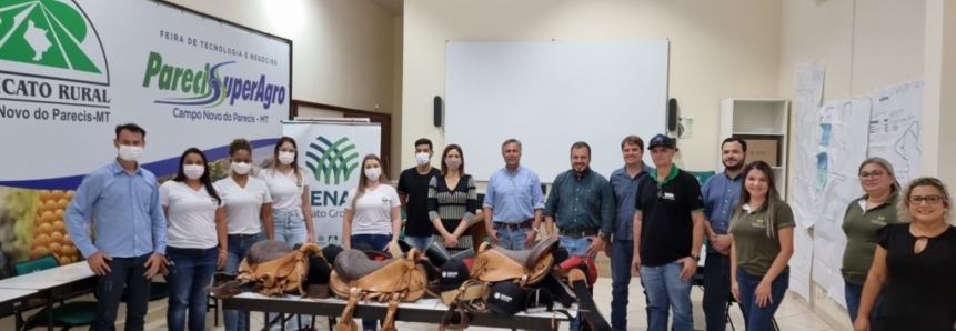 SENAR-MT E Sindicato Rural entregam kits de equoterapia para a APAE de Campo Novo do Parecis