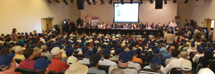 FAESC reúne 1.400 produtores contra tributação de defensivos agrícolas
