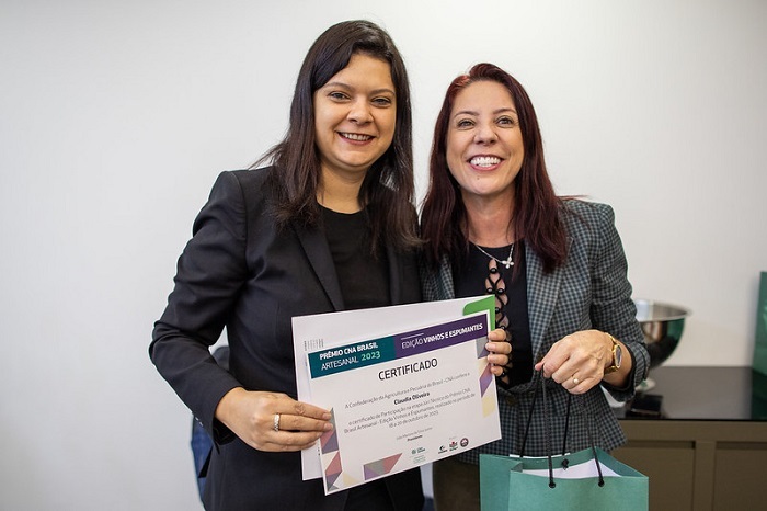 A sommelier Claudia Oliveira recebe certificado da assessora técnica da CNA, Fernanda Regina