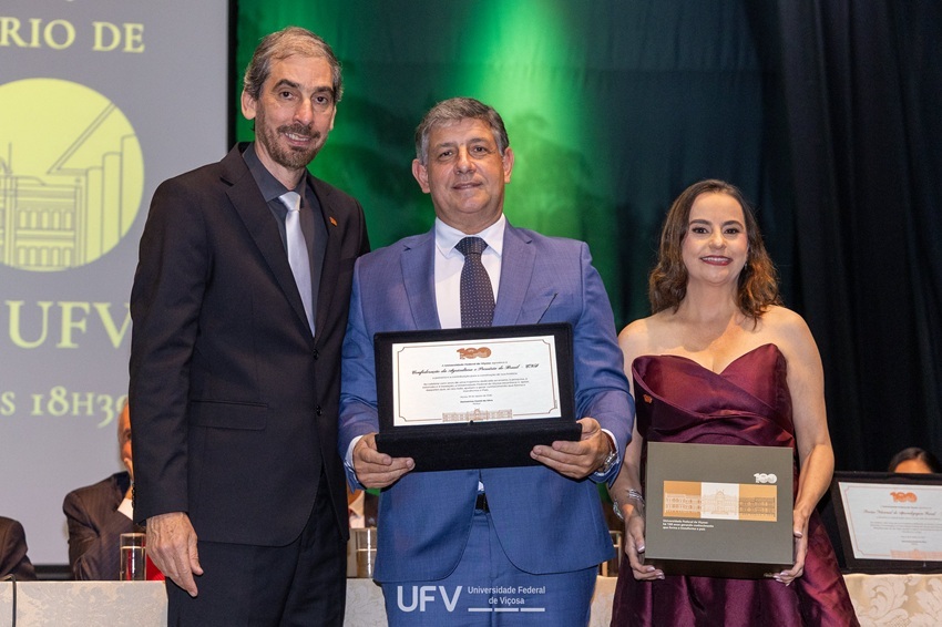 Daniel Carrara recebe homenagem