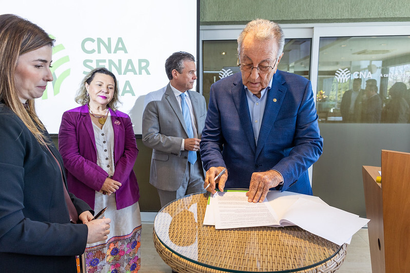 Presidente da CNA, João Martins, assina acordo de cooperação técnica.