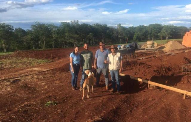 O técnico José Ricardo (de colete) com o produtor Luiz Fernando (de azul) e a família, acompanhando obras na fazenda: projeto vai incentivar diversas melhorias