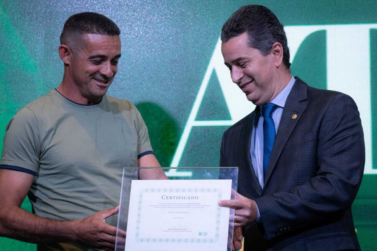 Presidente do Senar-AR/AM, Muni Lourenço, entrega o prêmio aos contemplados do Amazonas