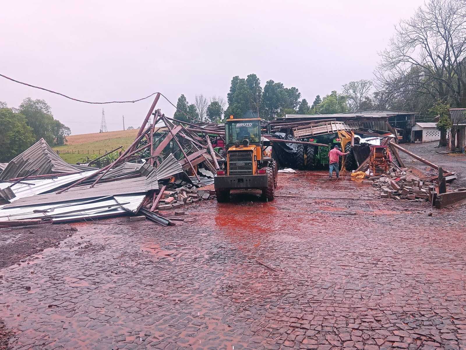 Tornados deixam rastro de destruição no meio rural de municípios do Paraná