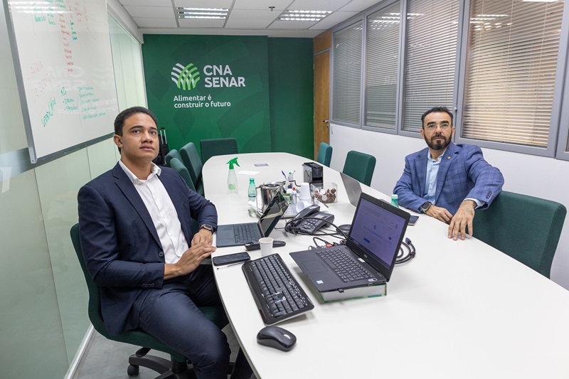 Tiago Pereira, técnico da comissão, e André Dobashi, presidente.