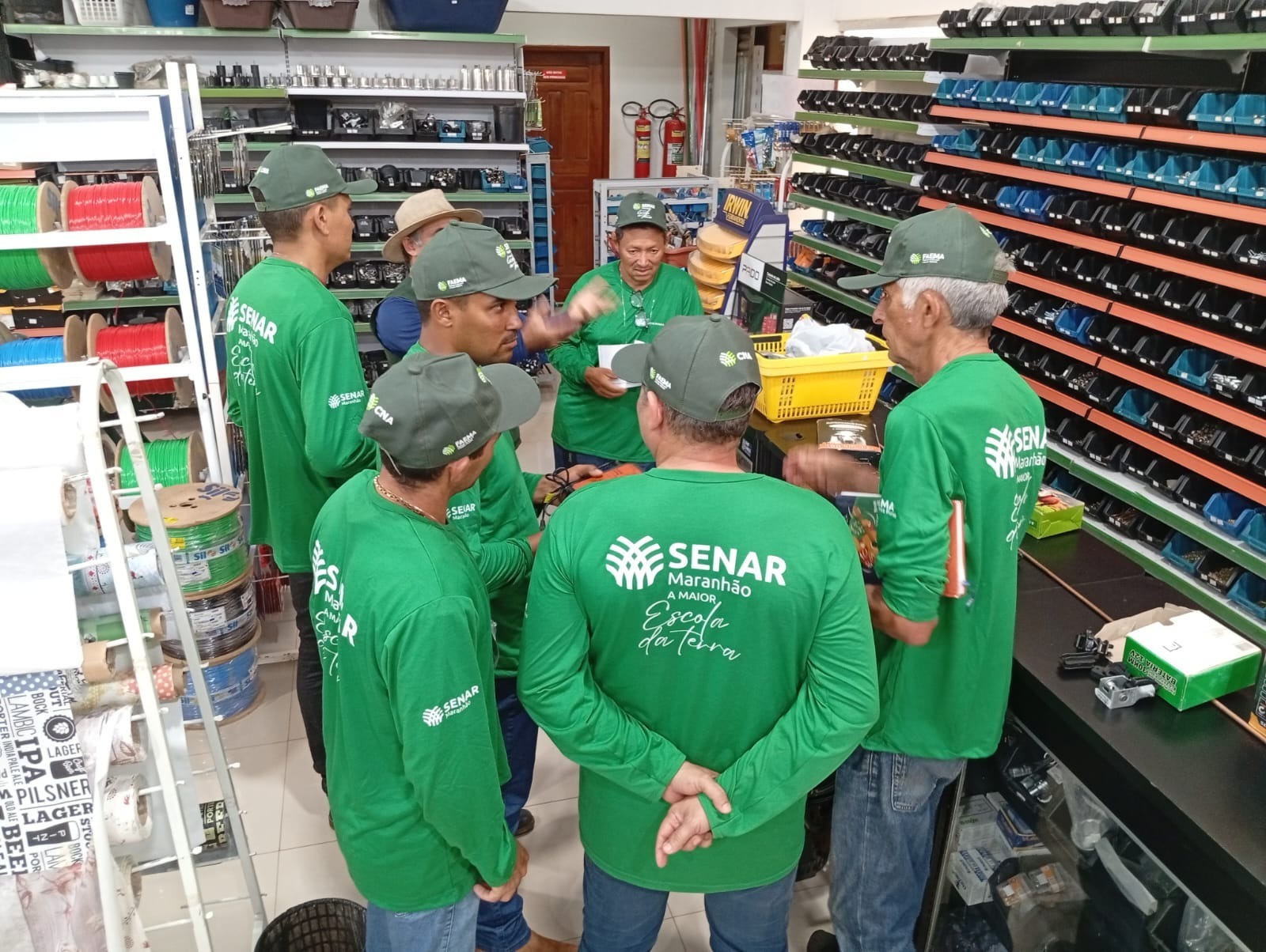 Alunos do curso de Cerca Elétrica conhecendo as ferramentas de trabalho.