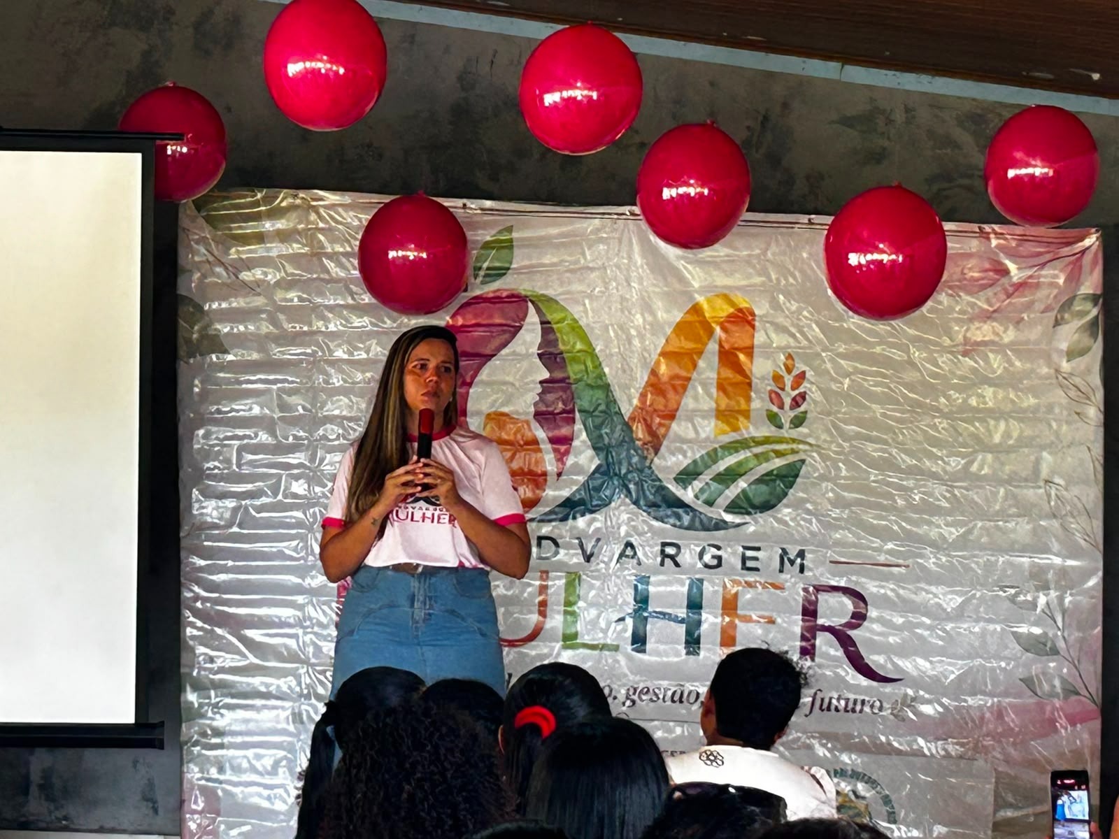 Allana Mesquita conduz o 2º Encontro Municipal de Mulheres promovido pelo sistema Faema/Senar, Sindvargem e pela Comissão  Estadual das Mulheres do Agro.