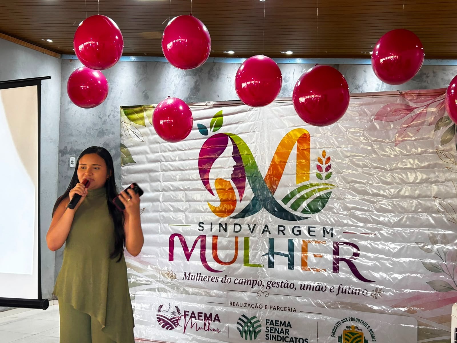 Palestrante Karina Teixeira, psicóloga que ministrou palestra sobre a importância da mulher.