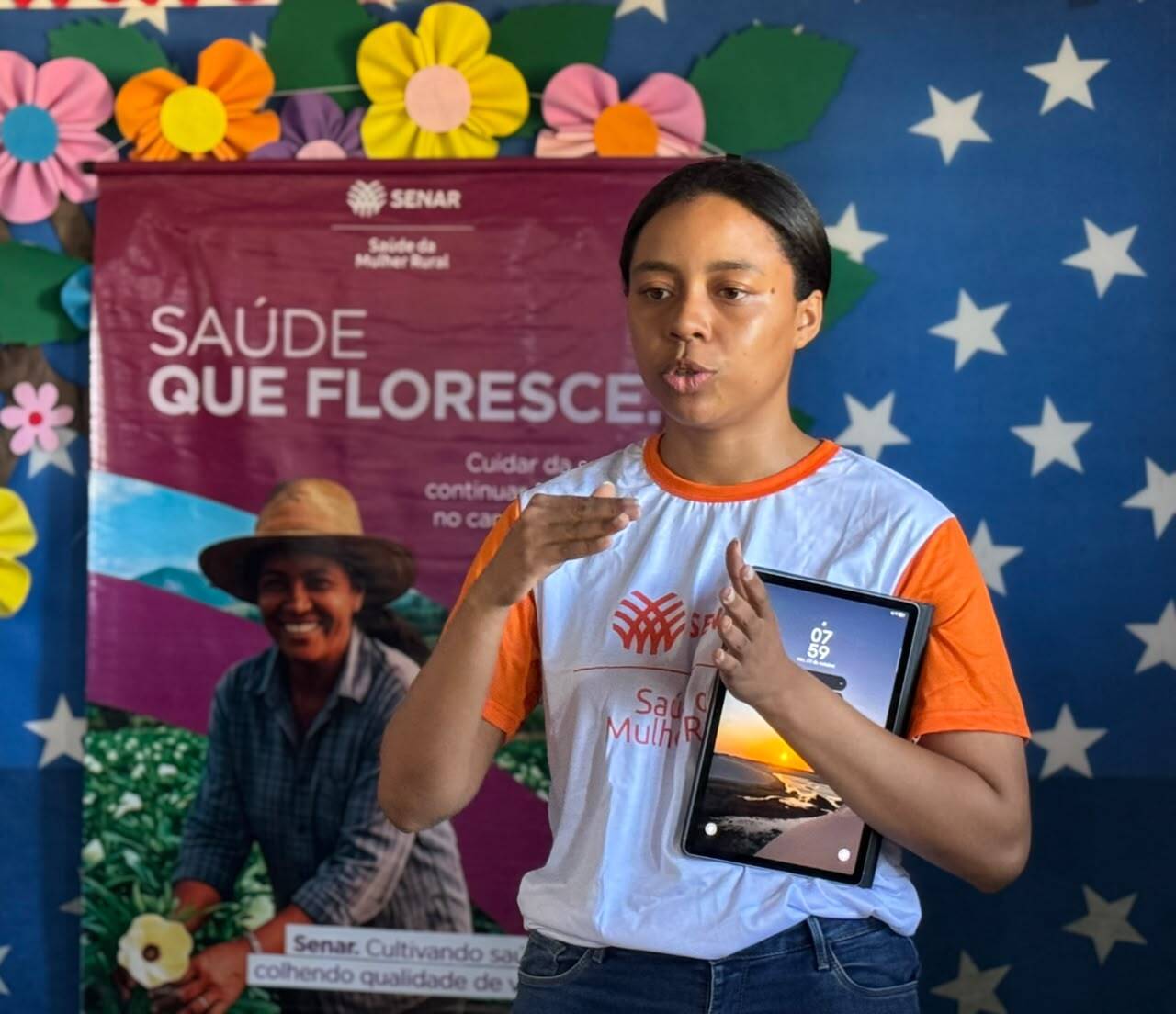 Palestra sobre o autoexame das mamas, com a supervisora do Programa Saúde no Campo, Henny Thays