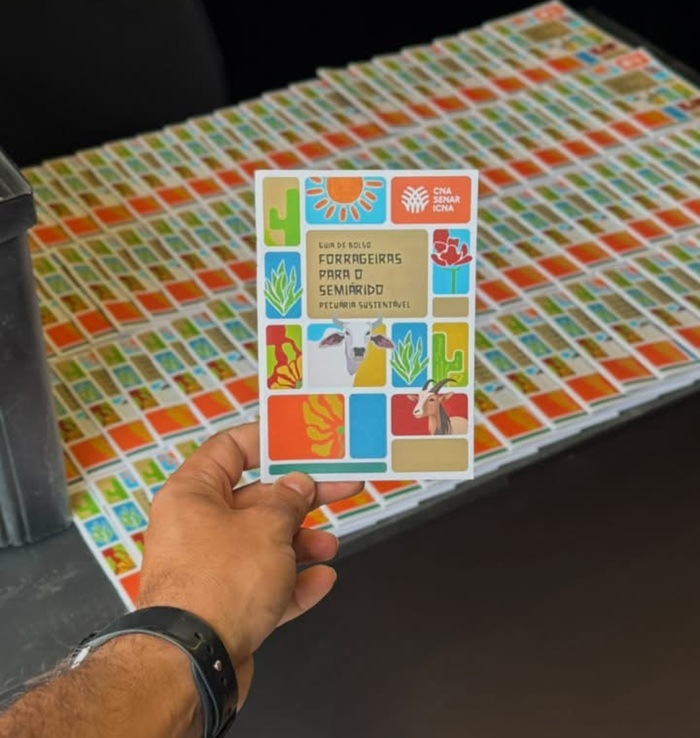 Produtores receberam o guia de bolso, com orientações sobre manejo e opções do cardápio forrageiro para alimentação animal.