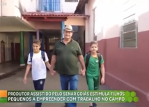 Pai que ficou viúvo cuida dos filhos pequenos sozinho estimulando a sucessão familiar e o empreendedorismo