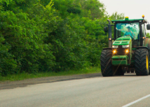 Com ação direta do Sistema FAEP, Contran regulamenta trânsito de tratores por rodovias