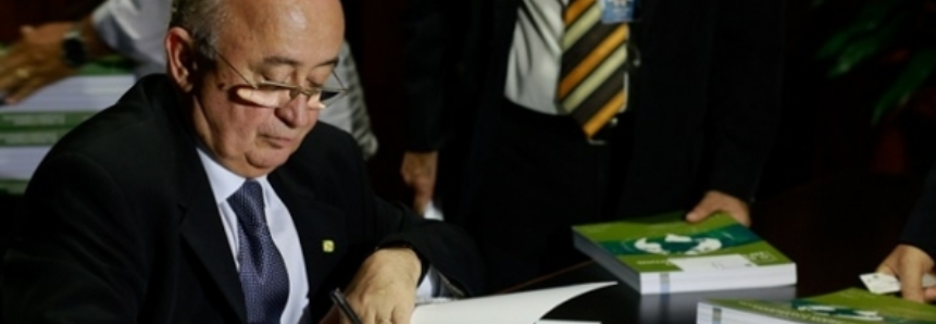 Presidente da FAEPI lança livro “O Brasil e o Mundo em Dados Comparativos”