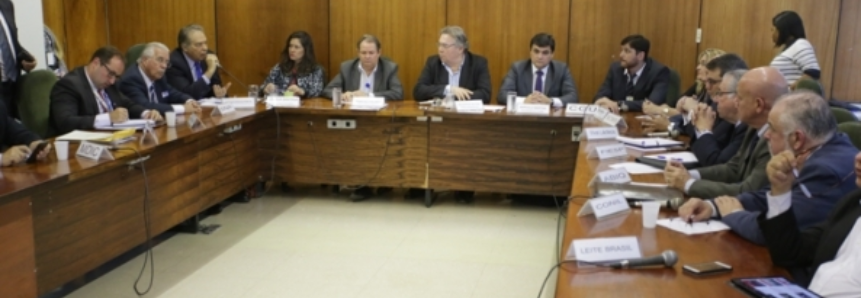 CNA participa da última reunião do ano da Câmara Setorial de Leite do MAPA
