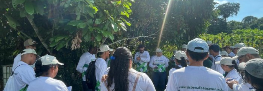 ​Turmas dos cursos técnicos de Fruticultura e Agricultura do Polo de Itacoatiara participam da aula prática no município