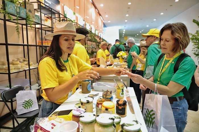 Produtores visitam feira de alimentos artesanais e tradicionais