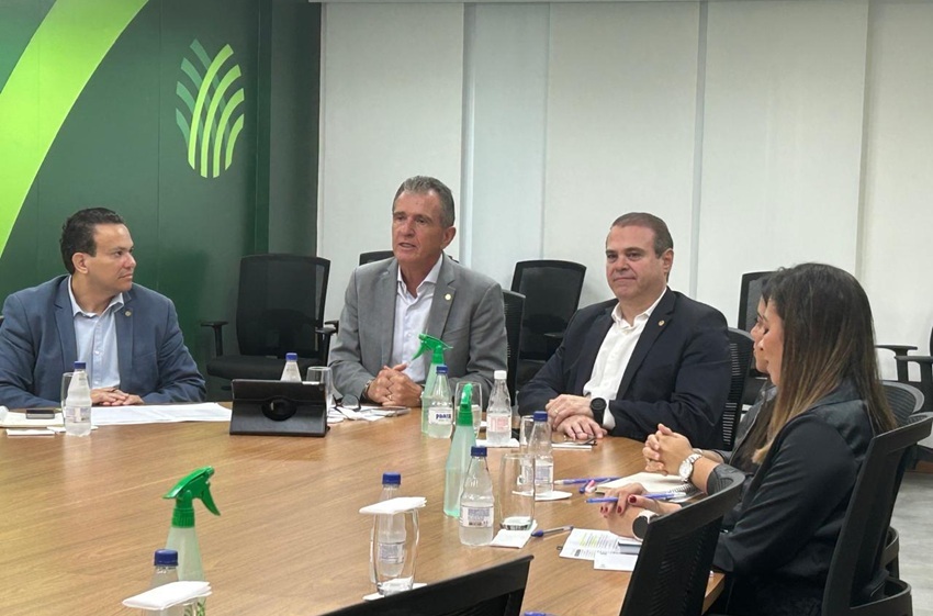 Vice-presidentes da CNA, Humberto Miranda e Marcelo Bertoni, (ao centro).