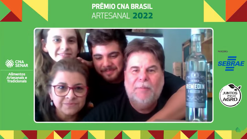 Cid Marques Faria e sua família apresentaram a Cachaça Remedin Prata