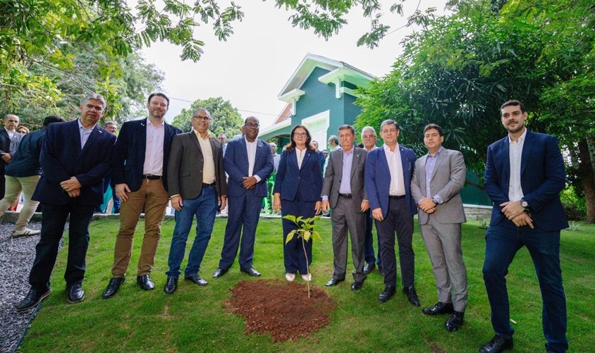 Durante o evento as autoridades fizeram o plantio de um ipê como símbolo de sustentabilidade e crescimento da parceria entre as instituições.